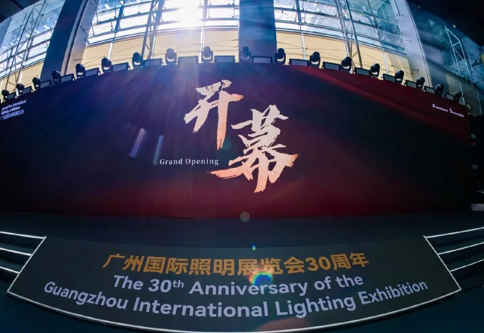 首日聚焦｜IM体育电源光亚展示场热力全开，技术实力尽显锋芒